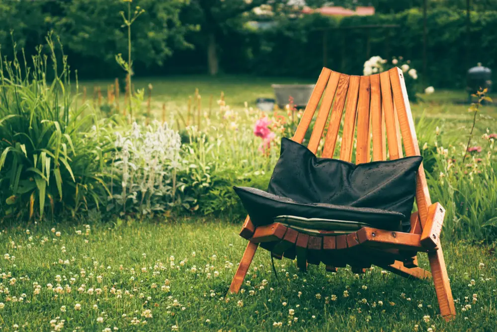 Garten-Sitzecke überdacht: Ideen für Ihren wetterfesten Rückzugsort