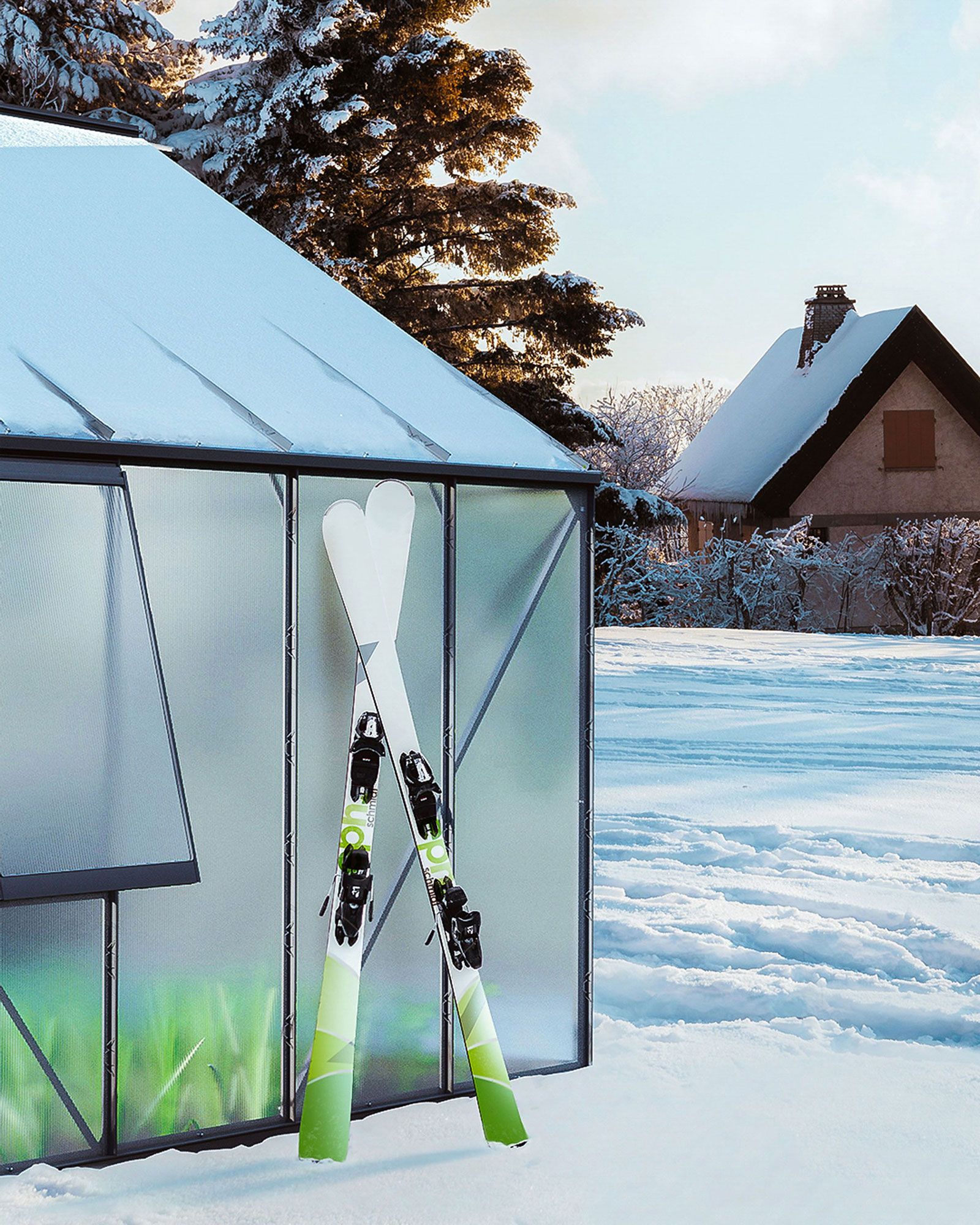 Gewächshaus im Winter mit Ski
